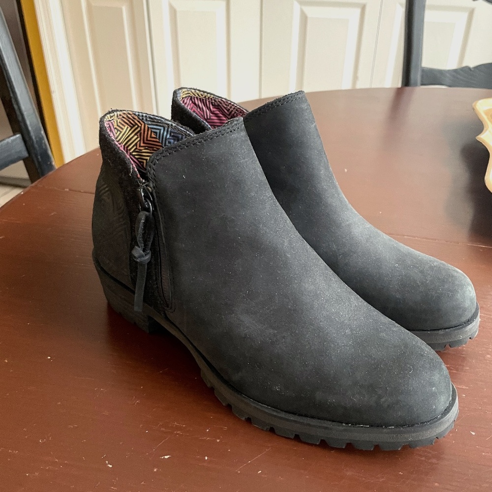 The North Face Women’s booties, size 7.5 Black
